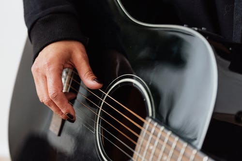 Tout ce qu'il faut savoir pour jouer de la guitare