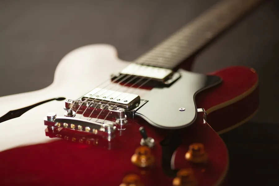 Personne jouant de la guitare acoustique